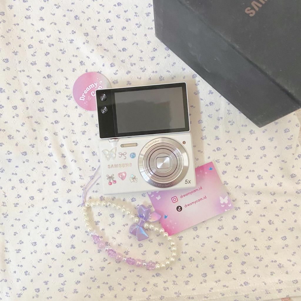 Samsung MV800 (flip screen)  in white  with original box