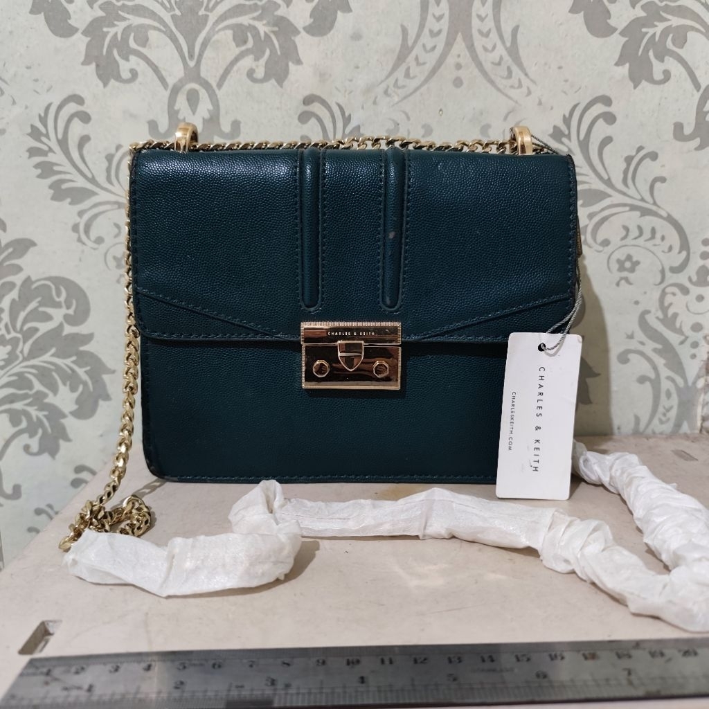 Tas selempang wanita Charles n Keith preloved