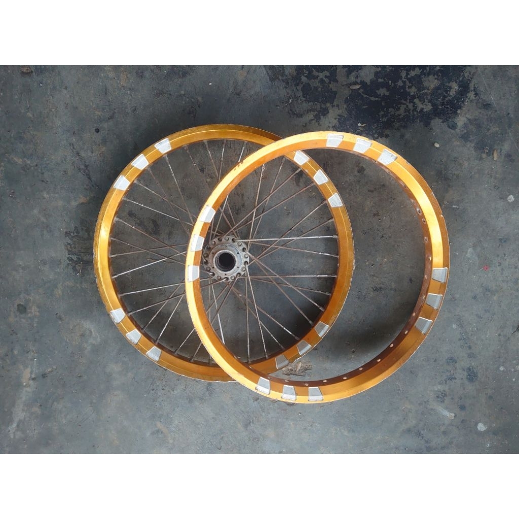 velg ring 17 bekas lepasan motor masih bagus layak pakai..