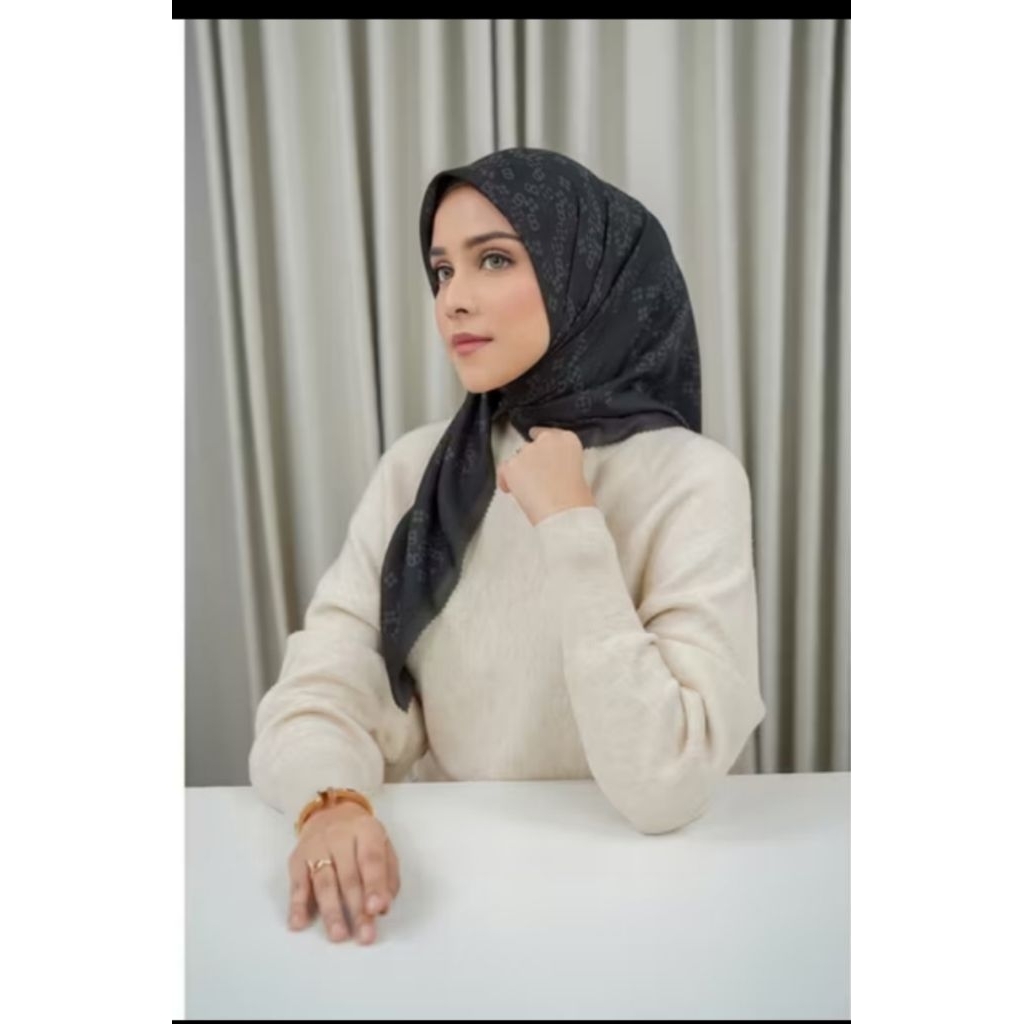 Buttonscarves Monogram Scramble Ink (hitam)