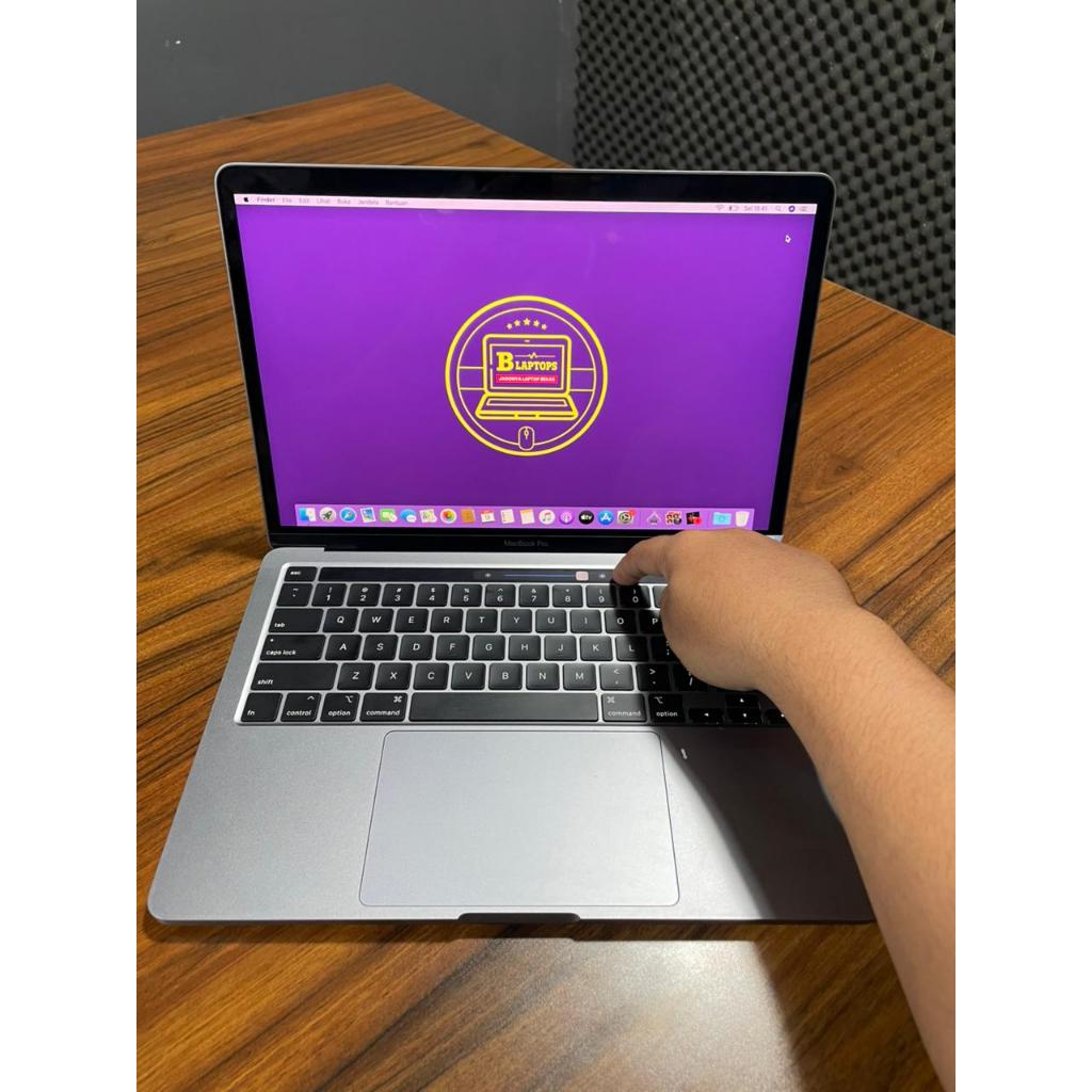 MACBOOK PRO RETINA 2020 CORE I5 RAM 16GB/1TB - SECOND BERGARANSI