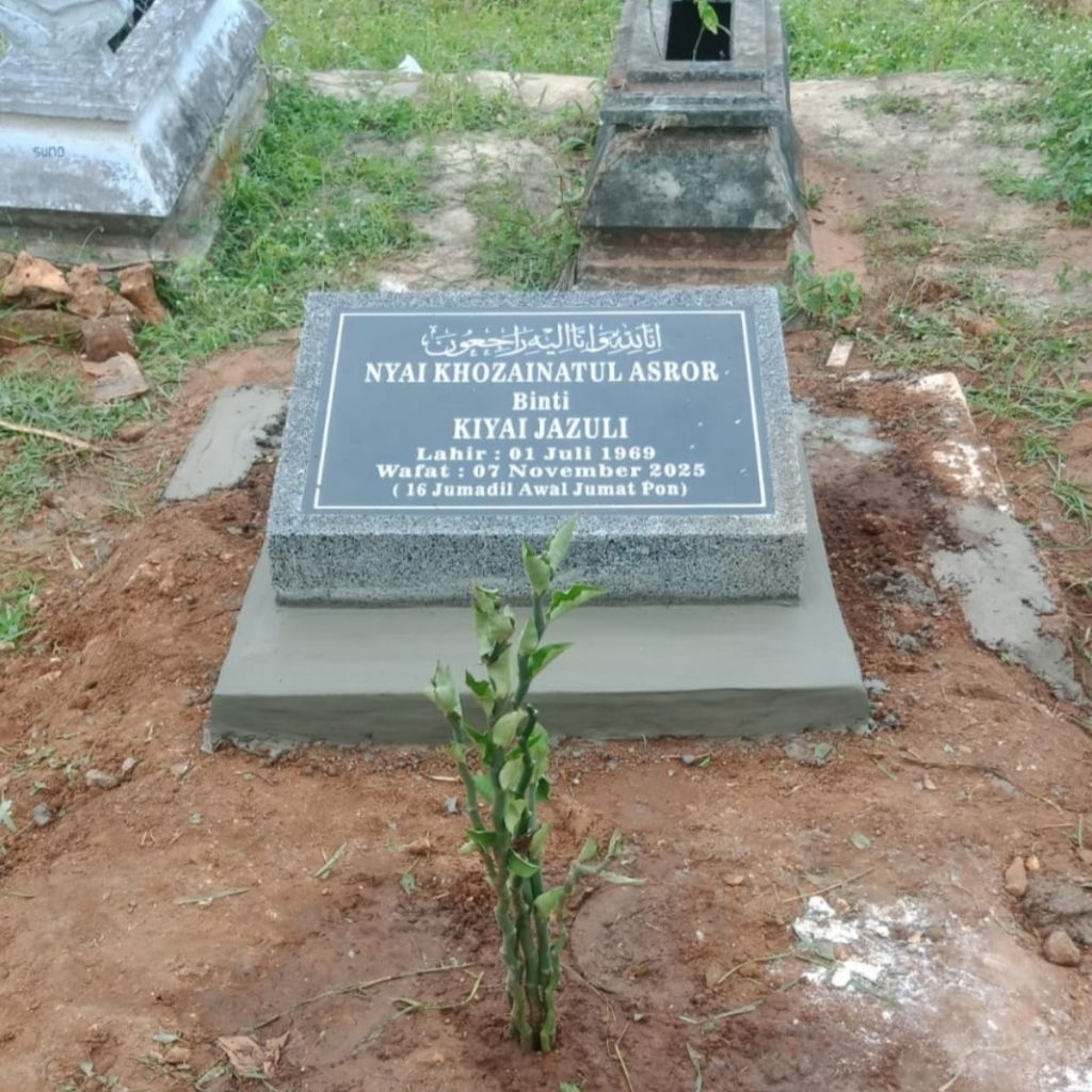 BATU NISAN KEPALA MAKAM