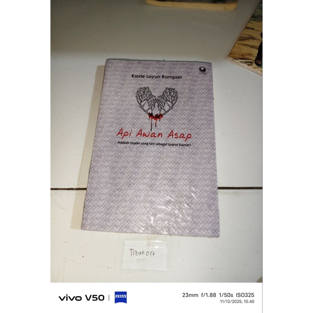 Buku api awan asap - Korrie layun