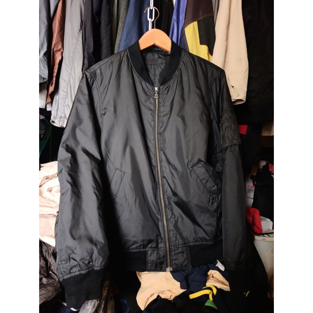 Bomber hitam Uniqlo sz M fit L LD 110 P63