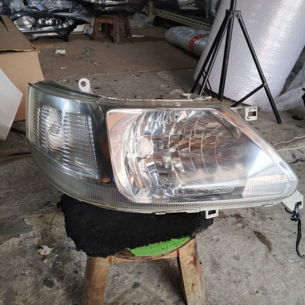 headlamp lampu depan nissan Serena C24 kanan