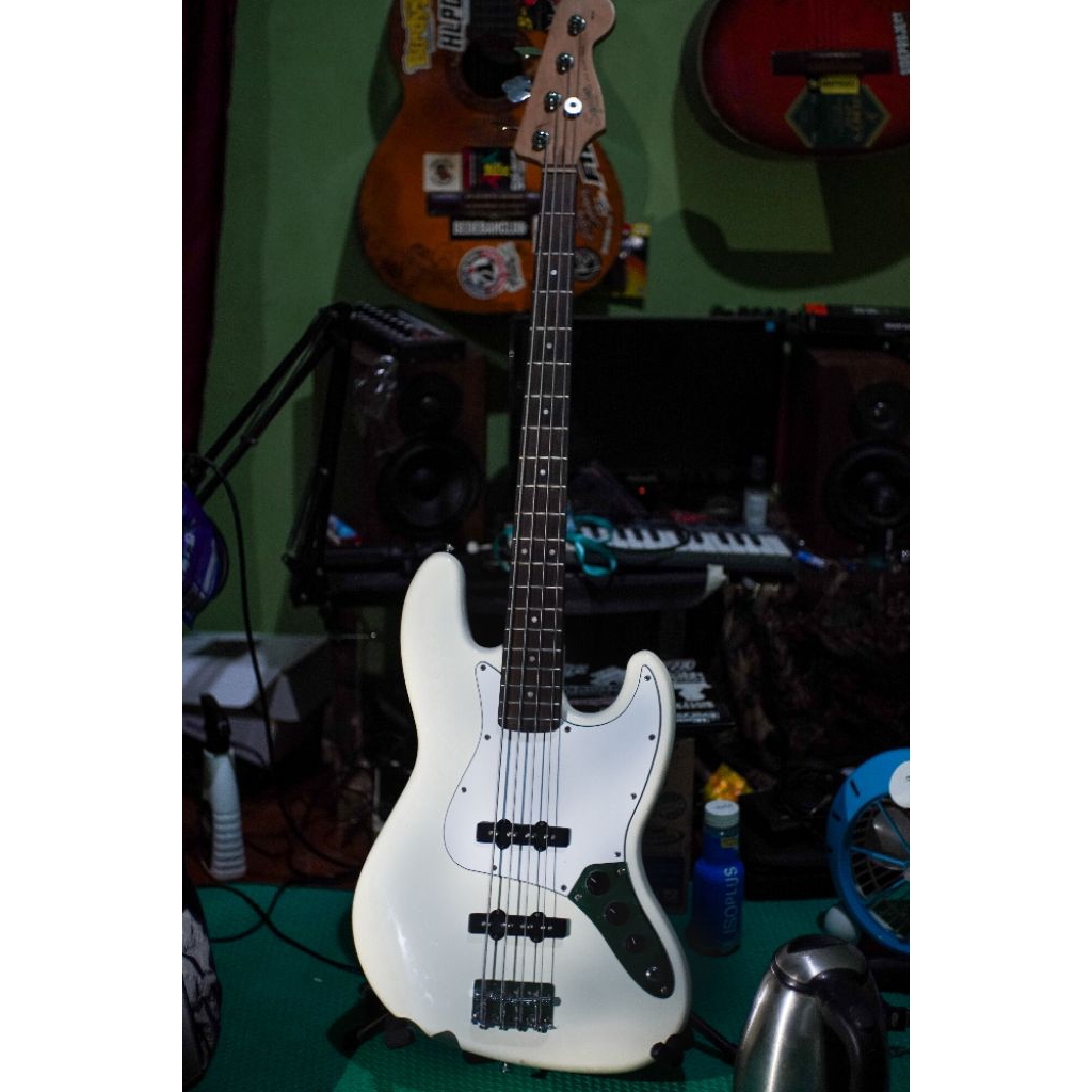 Squier Jazz Bass Affinity tahun 2020 Indonesia