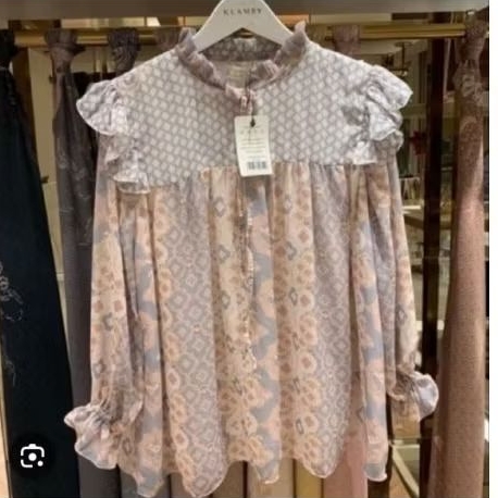 CLARA BLOUSE WEARING KLAMBY