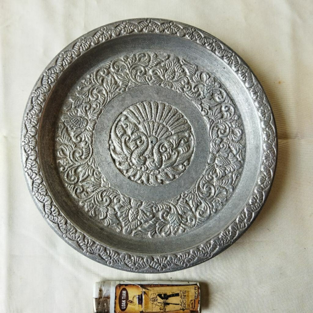 Pajangan Vintage Nampan Bulat Kecil Aluminium Ukir Merak