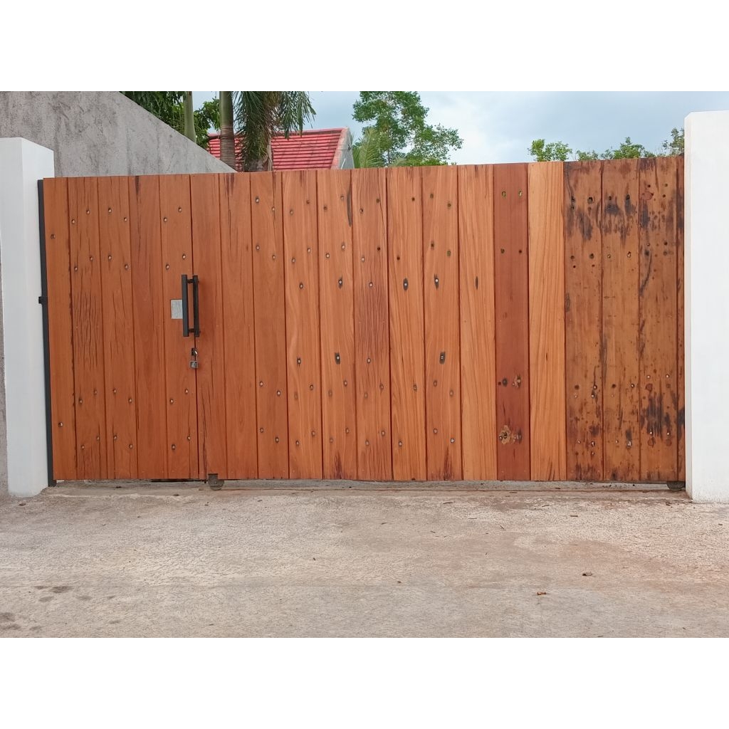 Pintu Gerbang Rustic Kayu ulin lawas. belahan balok bantalan rel kereta api