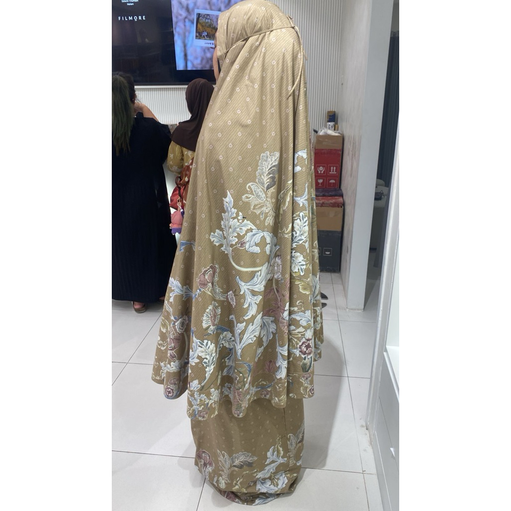 NEW BOX BUTTONSCARVES ROYALE PRAYER ROBE