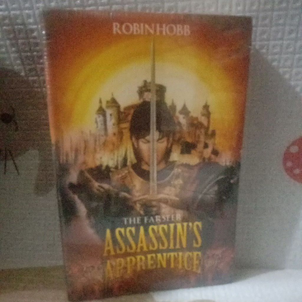 NOVEL THE FARSEER ASSASSIN'S APPRENTICE-ROBIN HOBB