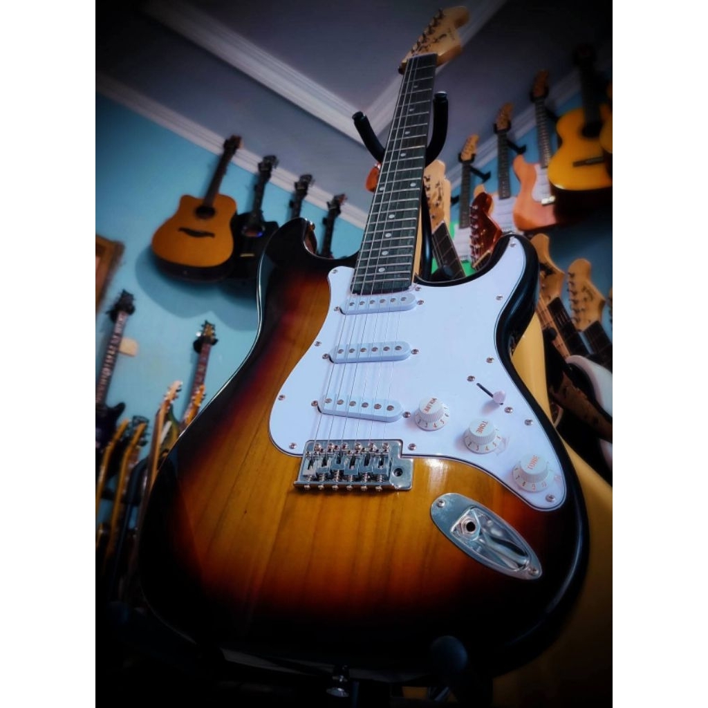 Gitar elektrik Benstone 5tratocaster model, kondisi bekas like new, sudah seting wenak tinggal jrank