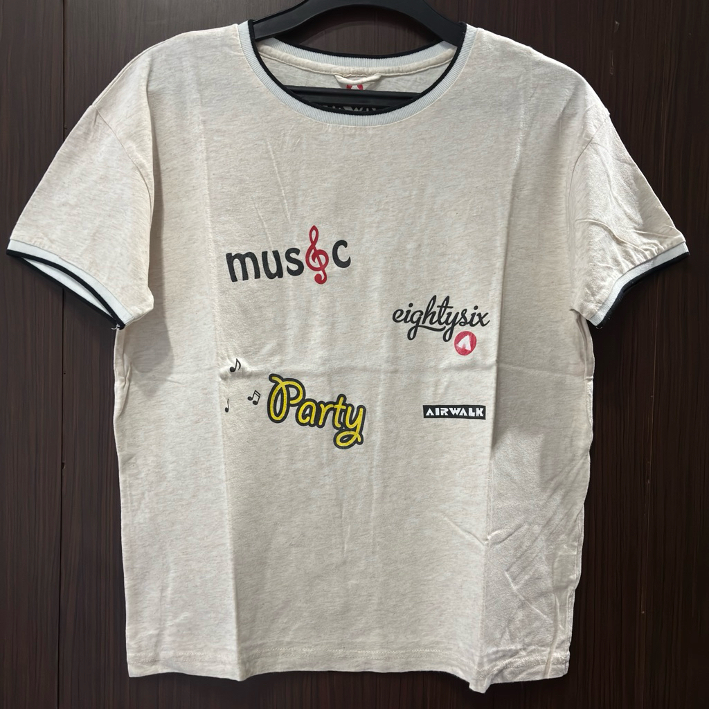 [PRELOVED] ORIGINAL KAOS L CEWE PEREMUAN WANITA AIRWALK PUTIH GADING KREM MUDA