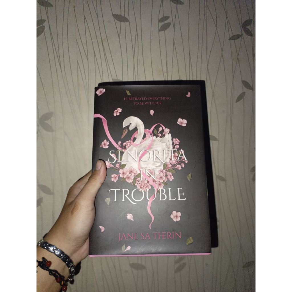 (preloved) senorita in trouble 1st kondisi sesuai yang di video mau di jual karna lagi bu