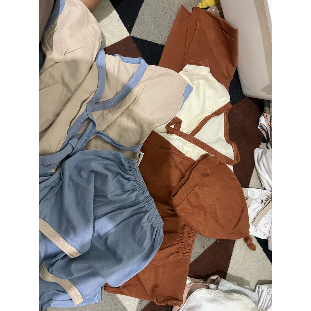 (PRELOVED) 2 Set bedong, baju, celana, topi newborn