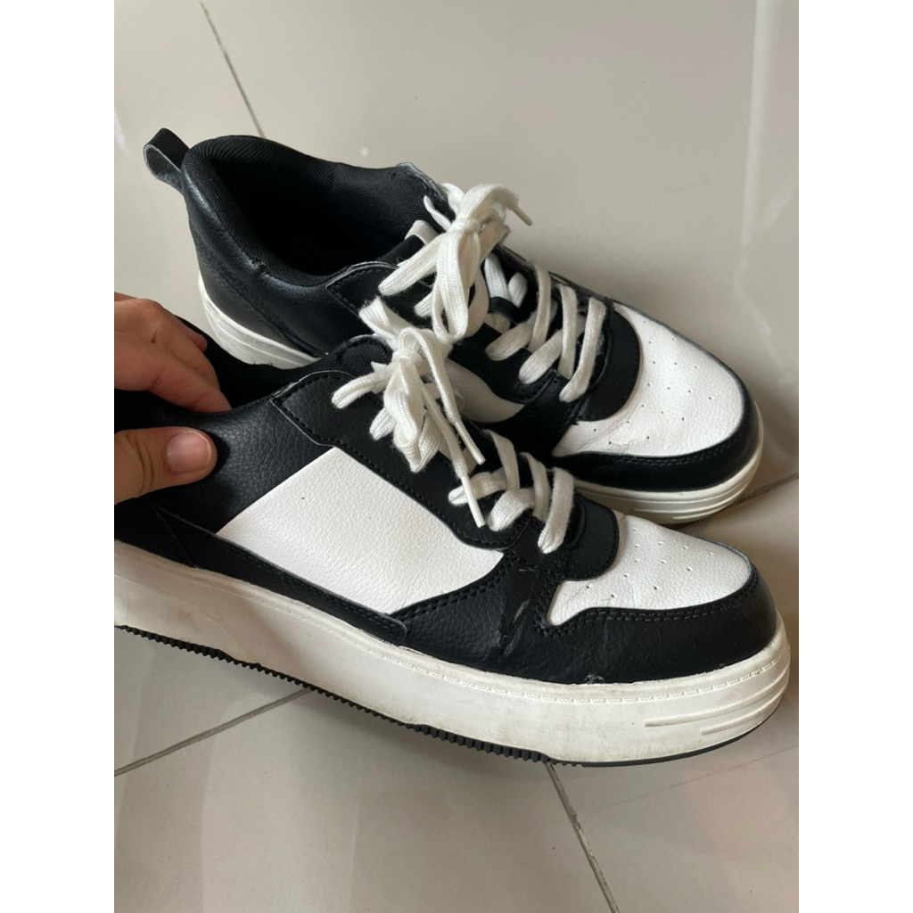 Preloved-Sepatu Sneaker Pria merk Pull & Bear Original