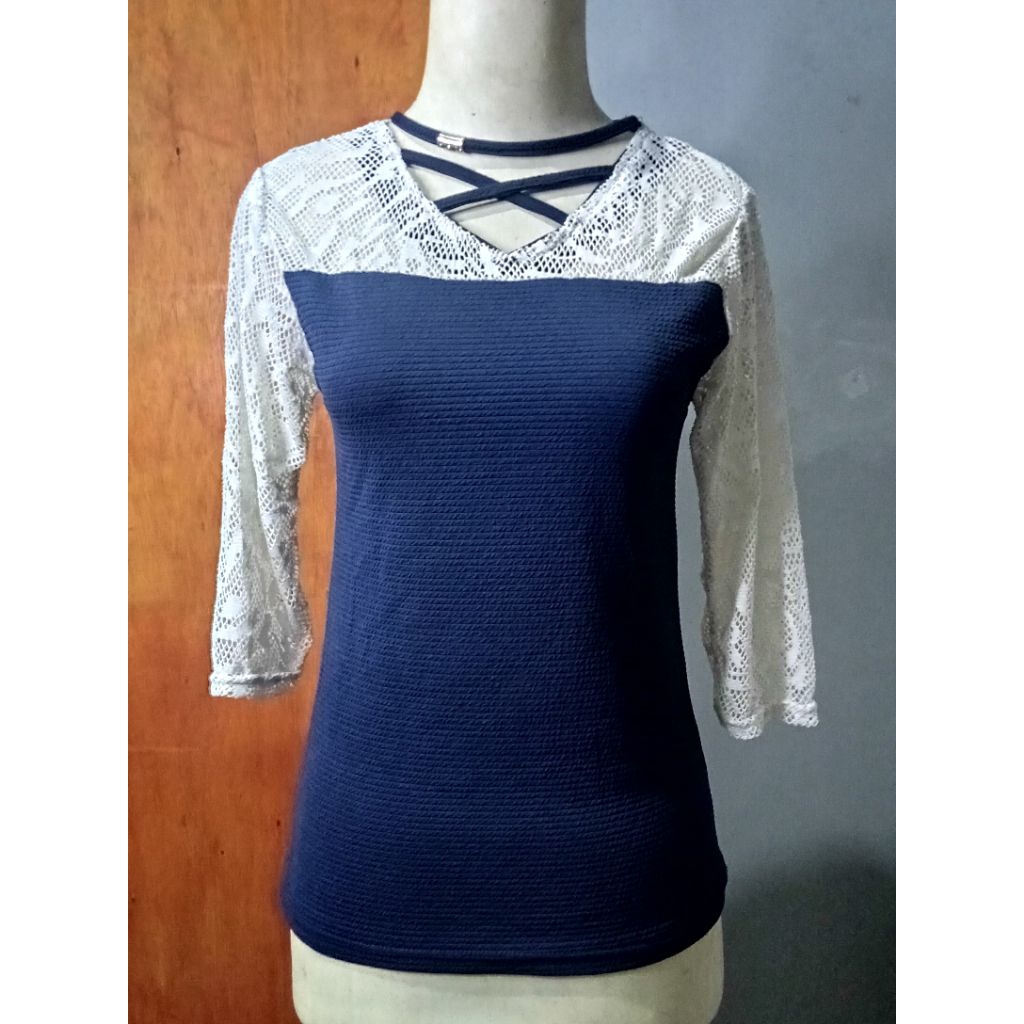 Baju wanita leher bertali lengan panjang bahan renda