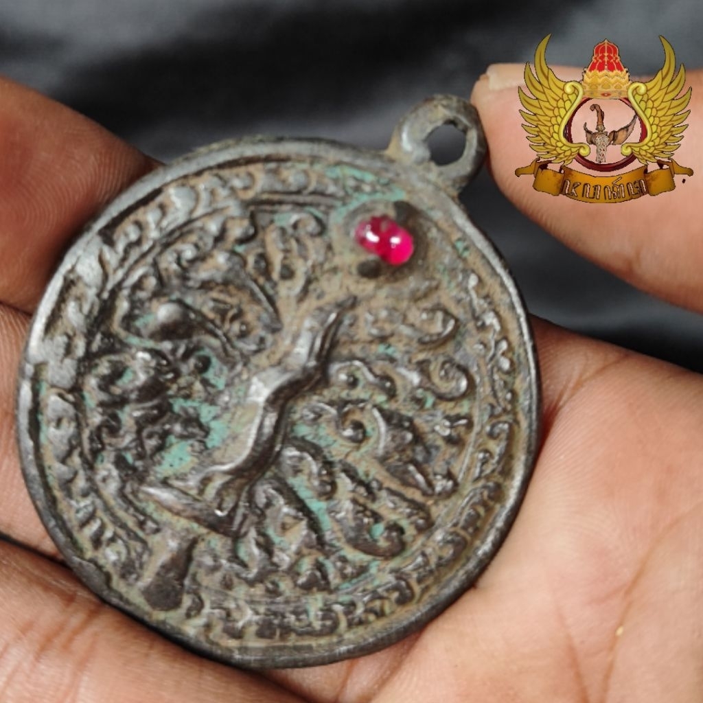 Liontin Majapahit Bahan Perunggu Hias Batu Merah Unik