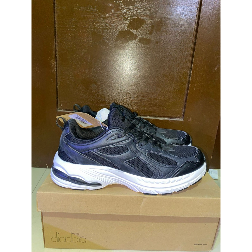 sepatu Diadora casual Karnisius