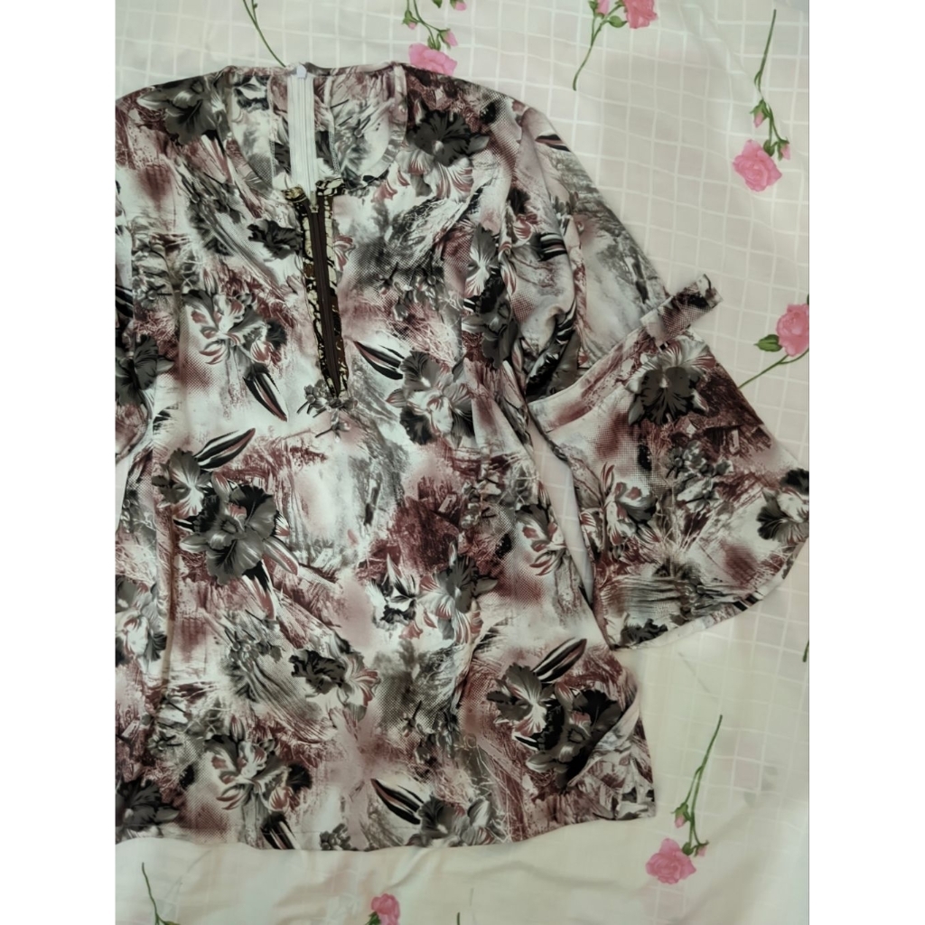 preloved | blouse satin-like floral bunga lilac abu 65/54