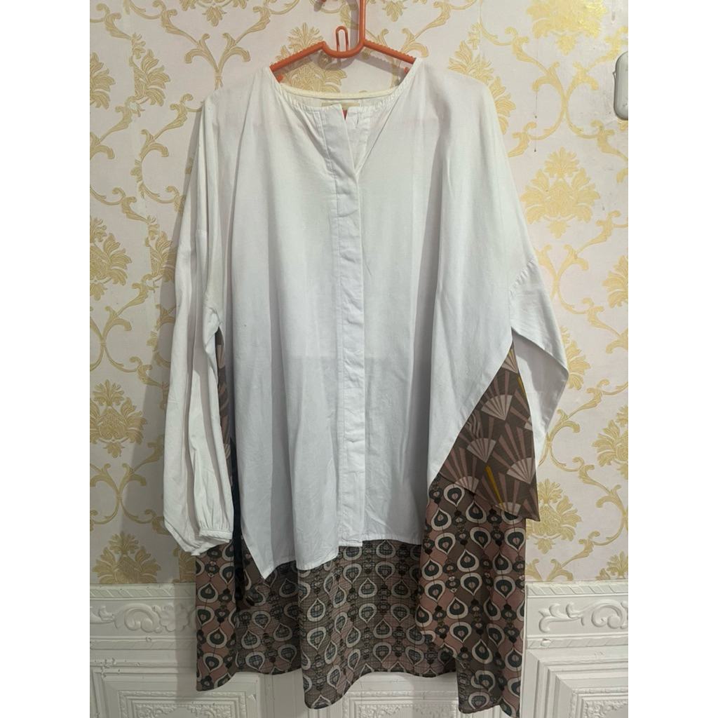 Preloved  Kemeja Batik Muda Putih Coklat