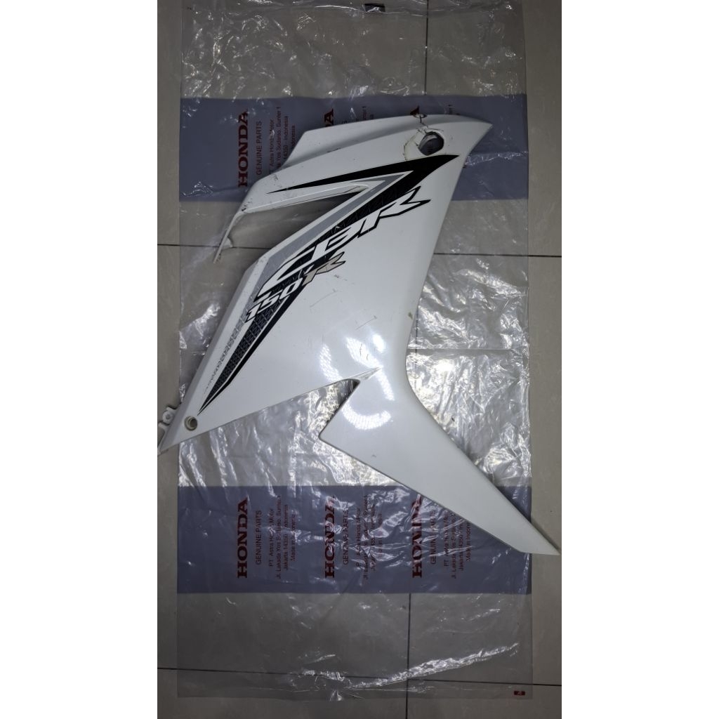 Fairing Kanan CBR 150r K45G Putih Mutiara