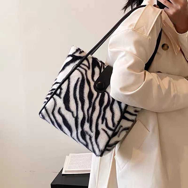 Tas Selempang Fashion Madelyn - Desain Modern dan Elegan