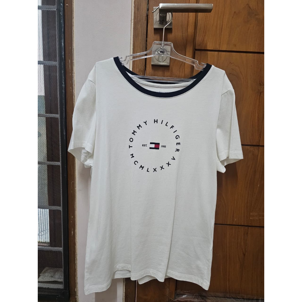 PRELOVED Tommy Hilfiger T-Shirt Wanita Original | Kaos Lengan Pendek Size M | Hitam & Putih