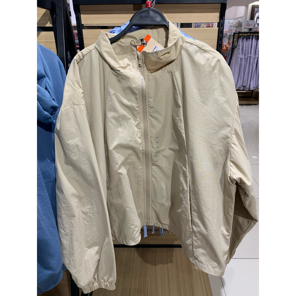 Jaket zipper dari brand Nevada ori matahari. untuk ketersediaan stock bisa chat dulu
