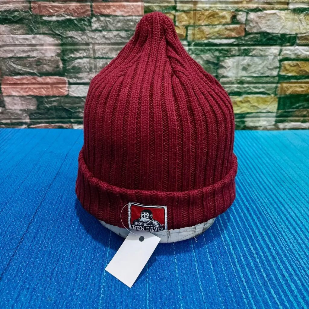 topi kupluk/beanie BEN DAVIS maroon casual bagus