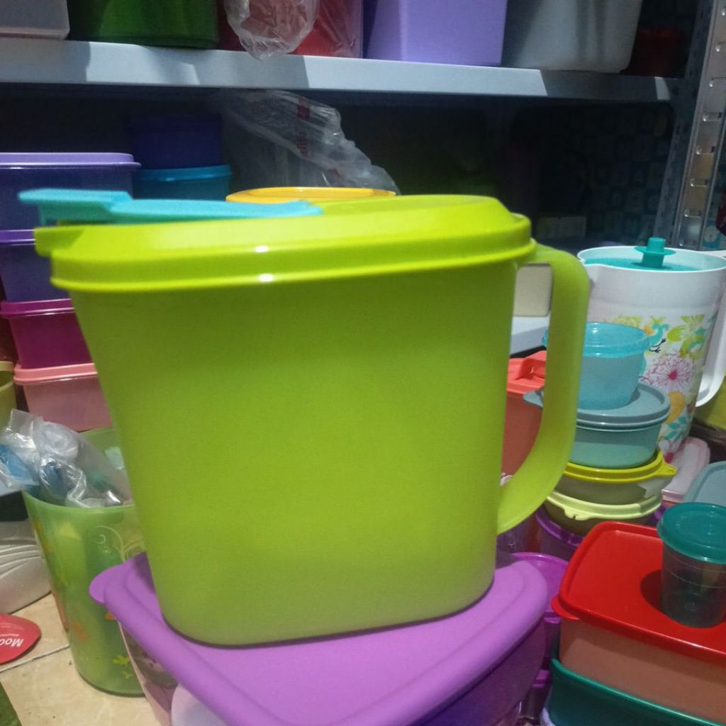 Fridge jug 1 Liter Tupperware.