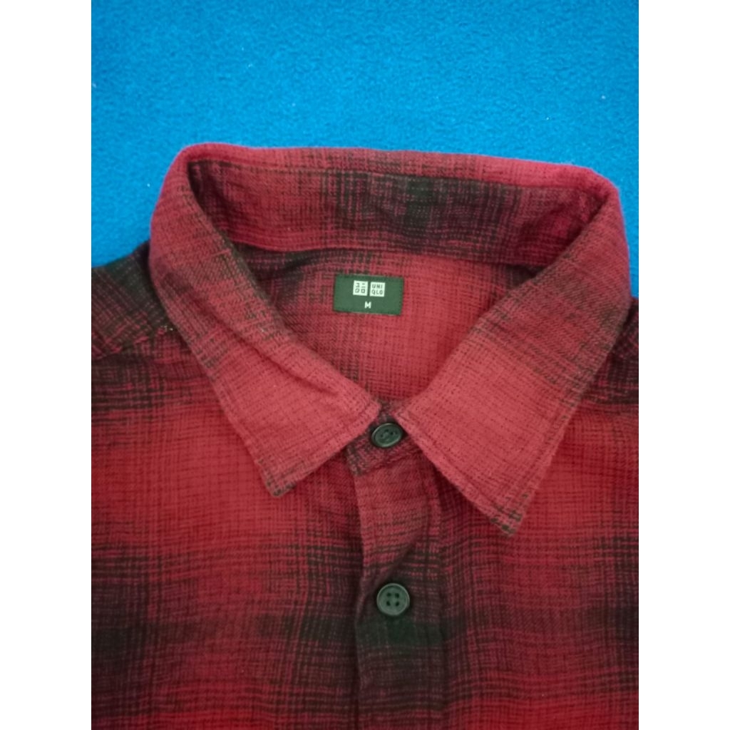 Kemeja flannel Uniqlo Veterano merah hitam
