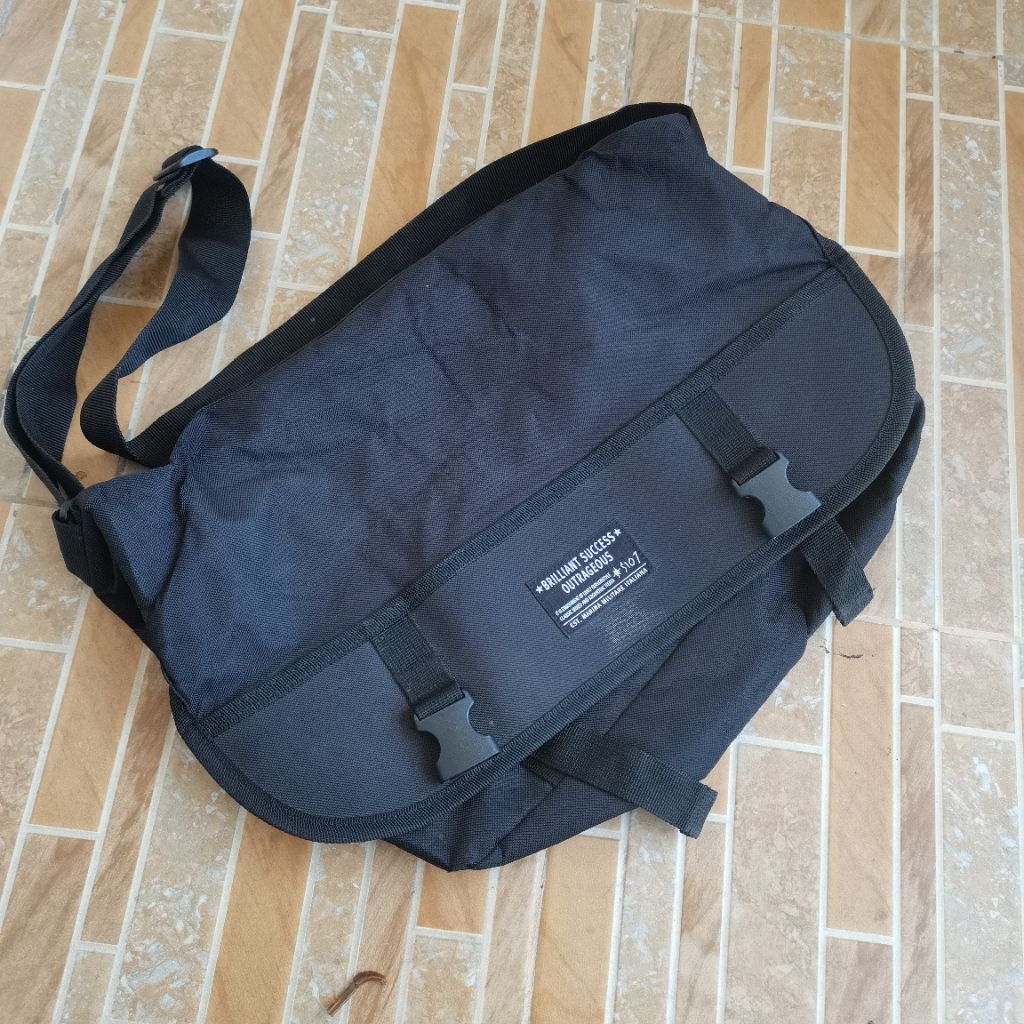 1137. TAS SLEMPANG BESAR WARNA HITAM PRELOVED