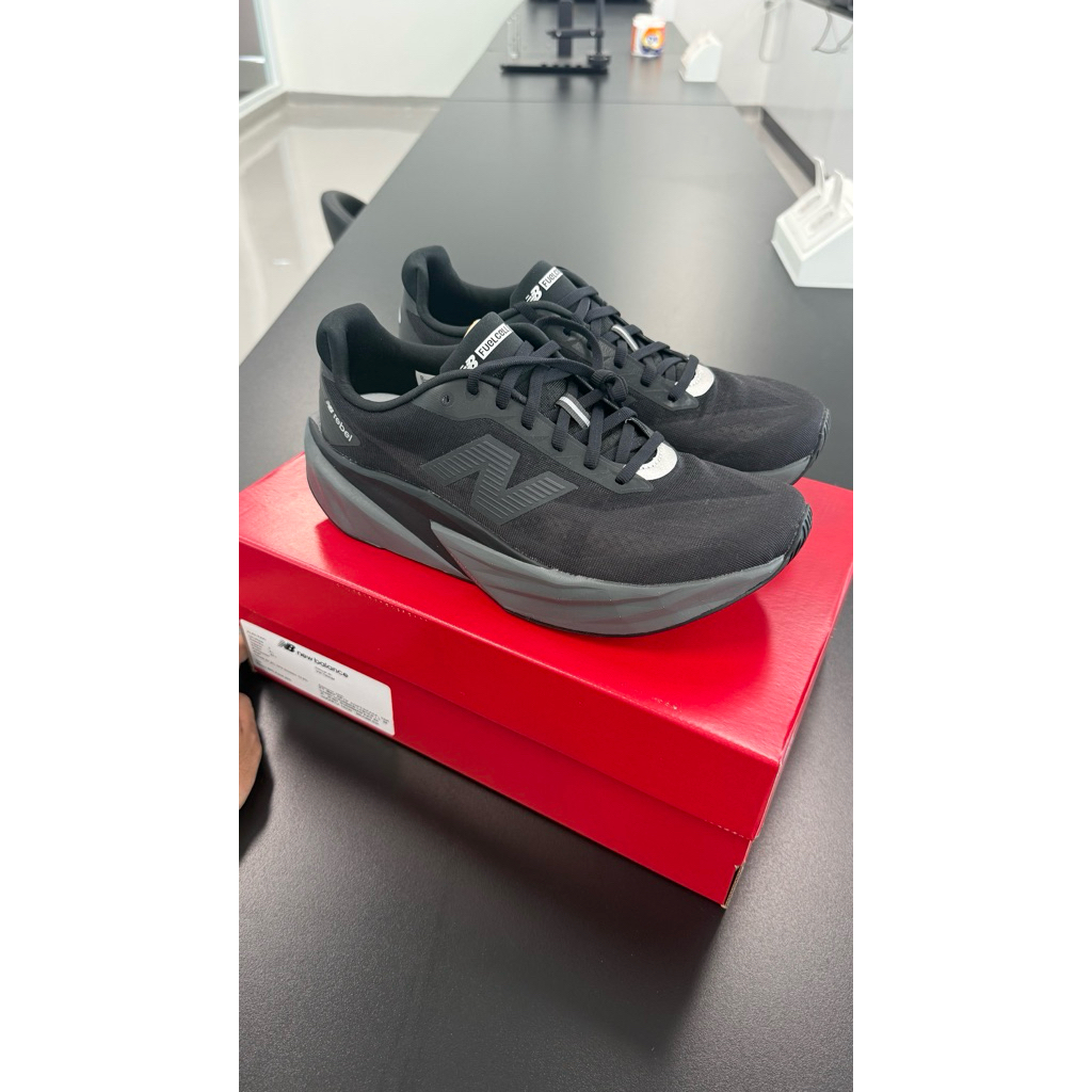 new balance fuelcell rebel v5 black castlarock 42 1/2