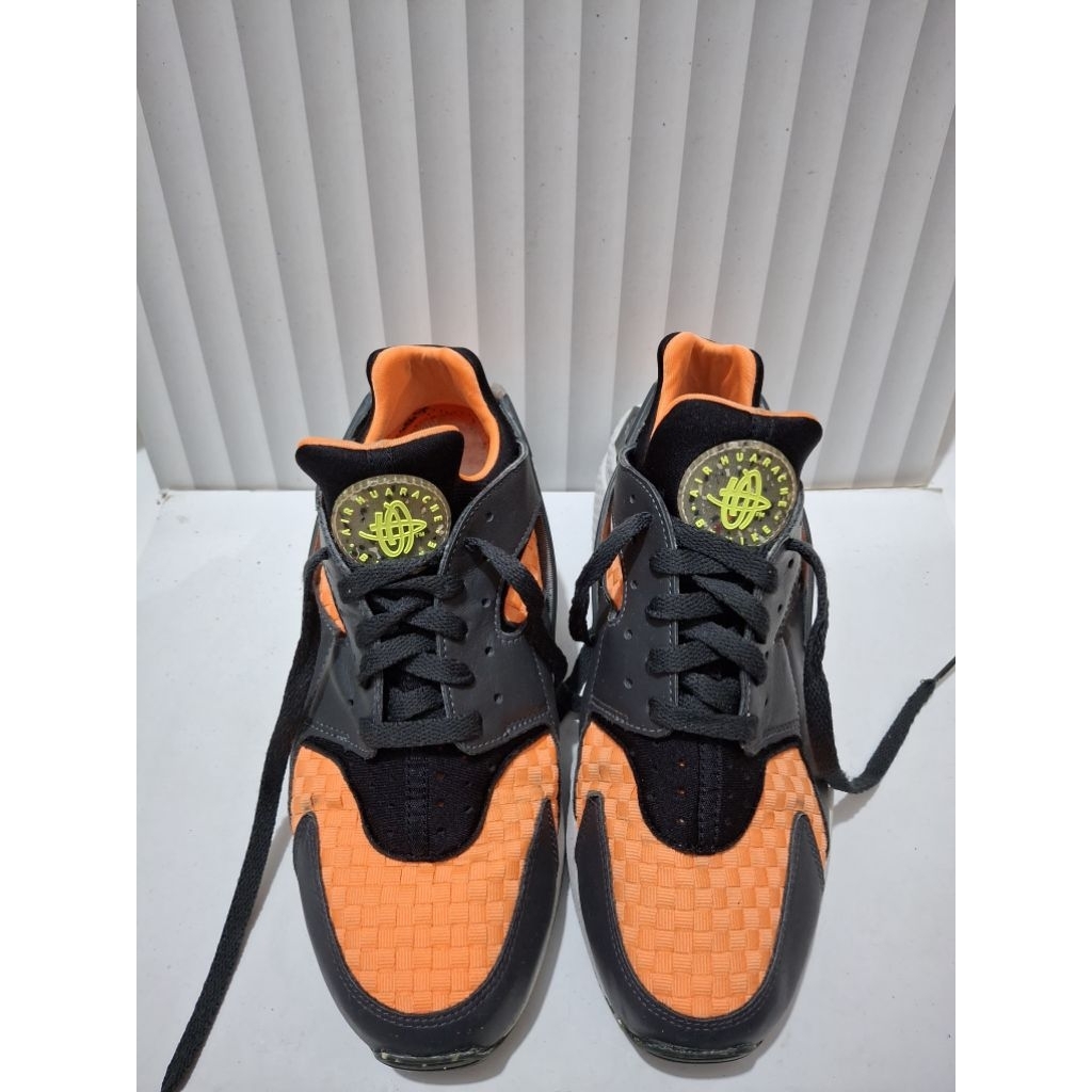 Sepatu Pria Nike Air Huarache Crater Premium warna Hitam dan Oranye Atom