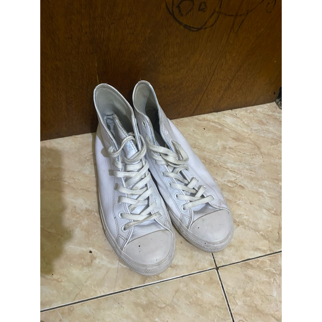 sepatu converse kulit putih