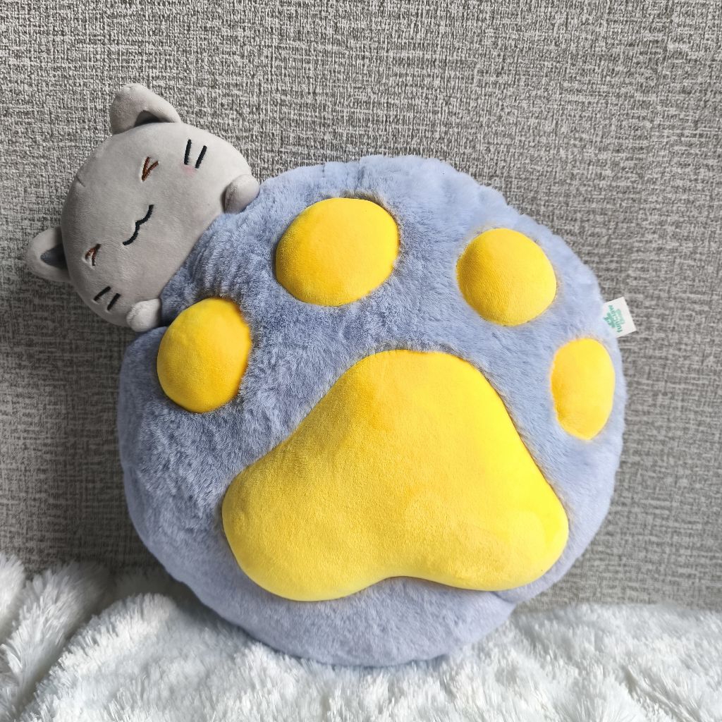 boneka bantal kucing. boneka bantal kucing bantal kaki kucing. bantal telapak kucing