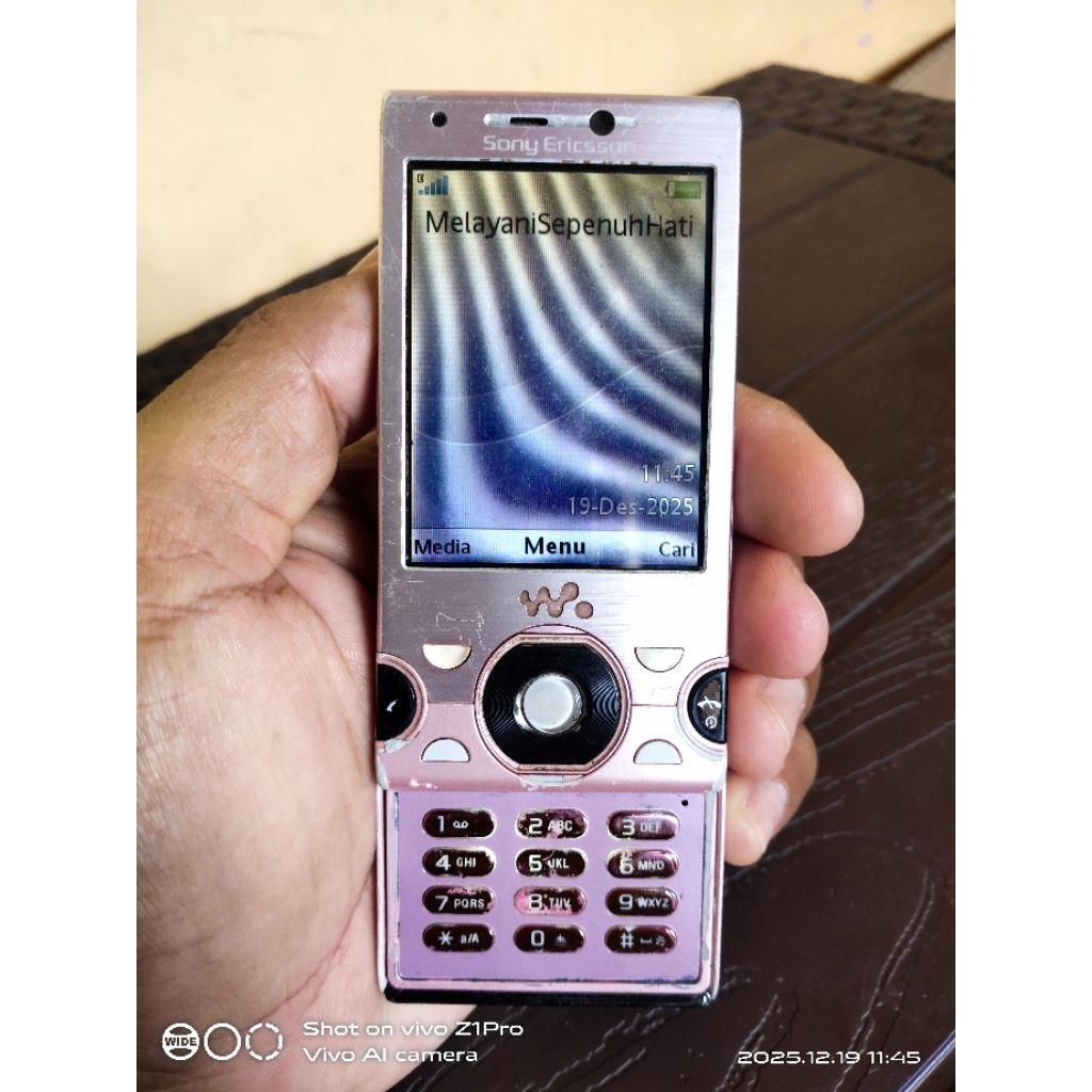 Sony Ericsson W995 pink