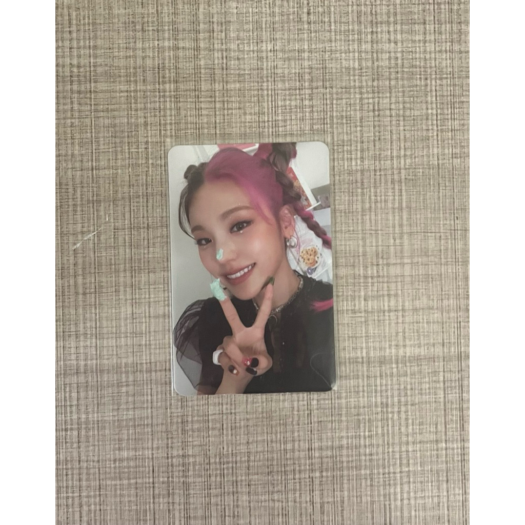 ITZY OFFICIAL PHOTOCARD - yeji