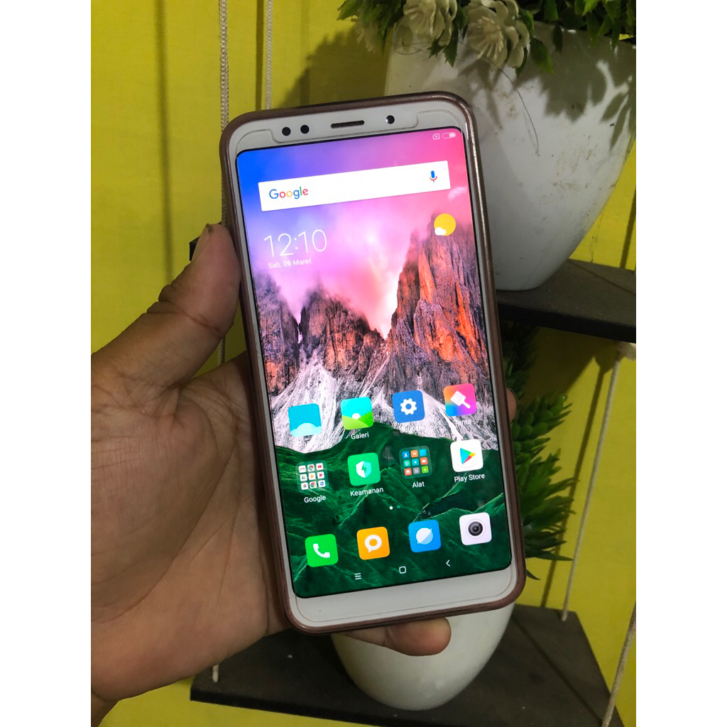 Redmi 5 plus handphone second berkualitas normal siap pake ram 3/32