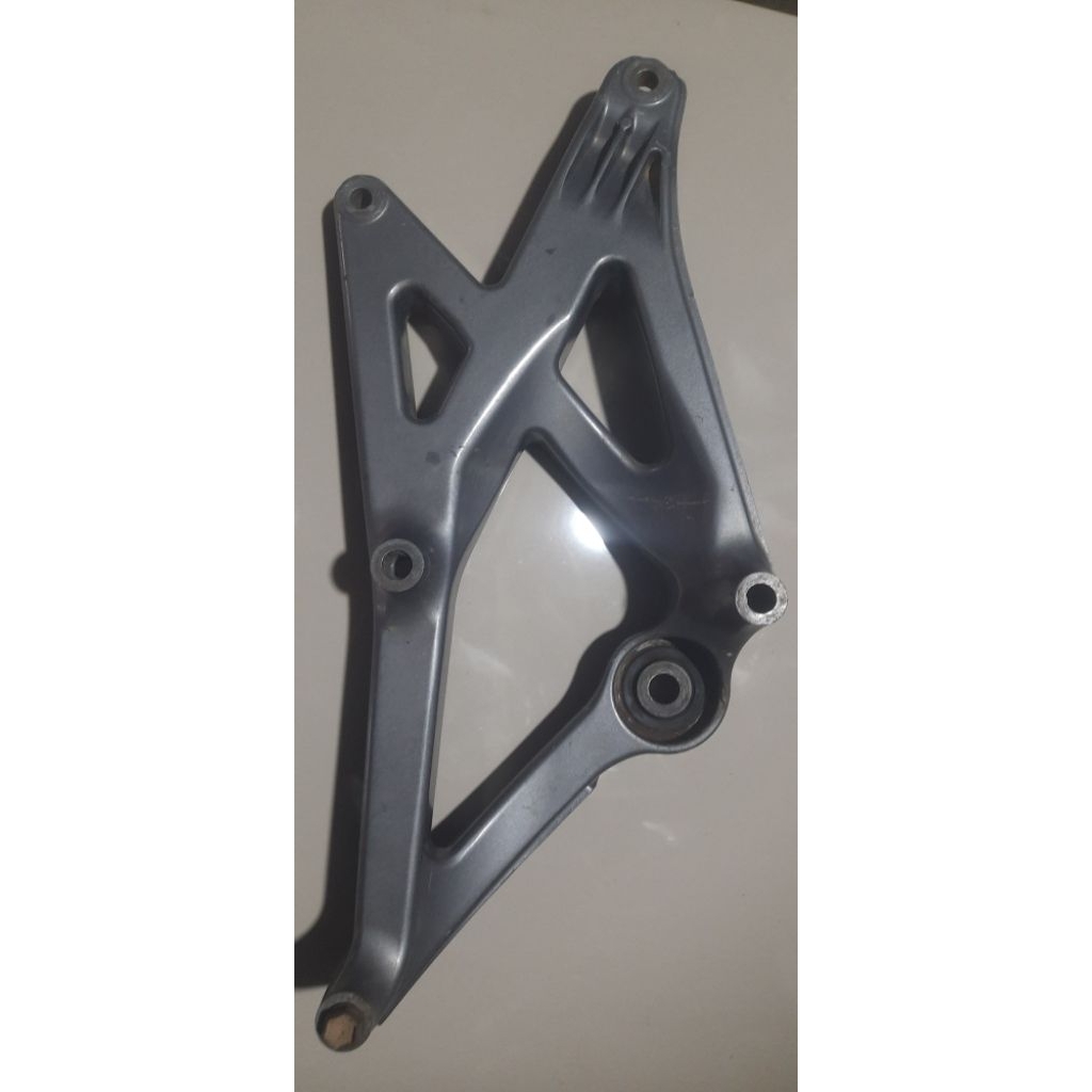 arem dudukan kenalpot yamaha xeon karbu ori