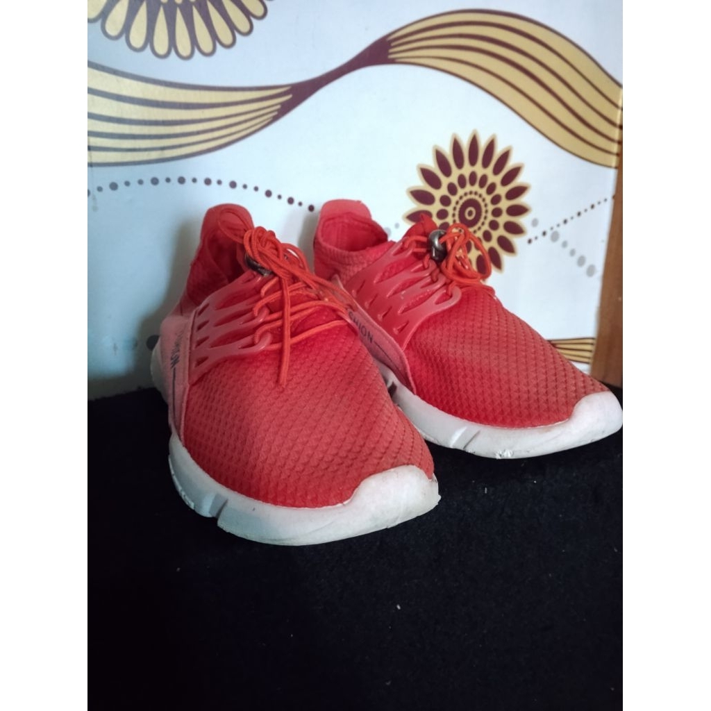 Preloved Sepatu sneakers daily fashion wanita warna merah putih murah meriah wanita size 39 outsole 
