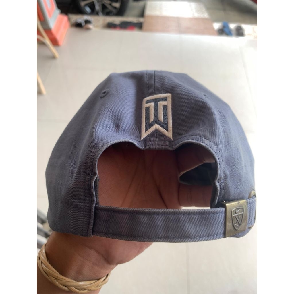 topi nike tiger woods