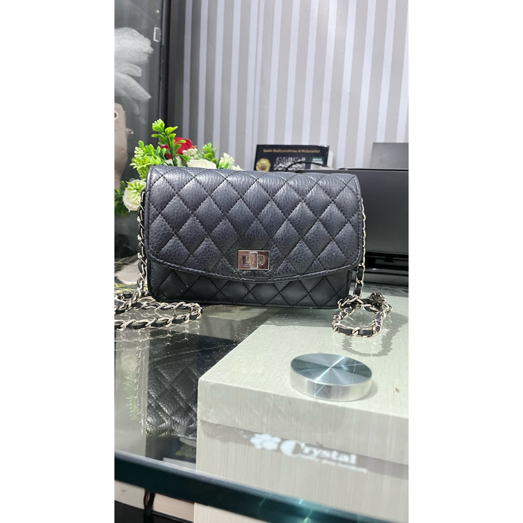 Tas sling kulit wherever you go