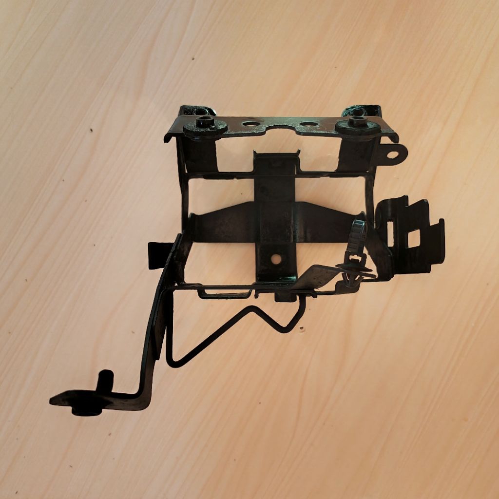 DUDUKAN AKI ACCU TEMPAT WADAH AKI HONDA VARIO 110 KARBU ORIGINAL