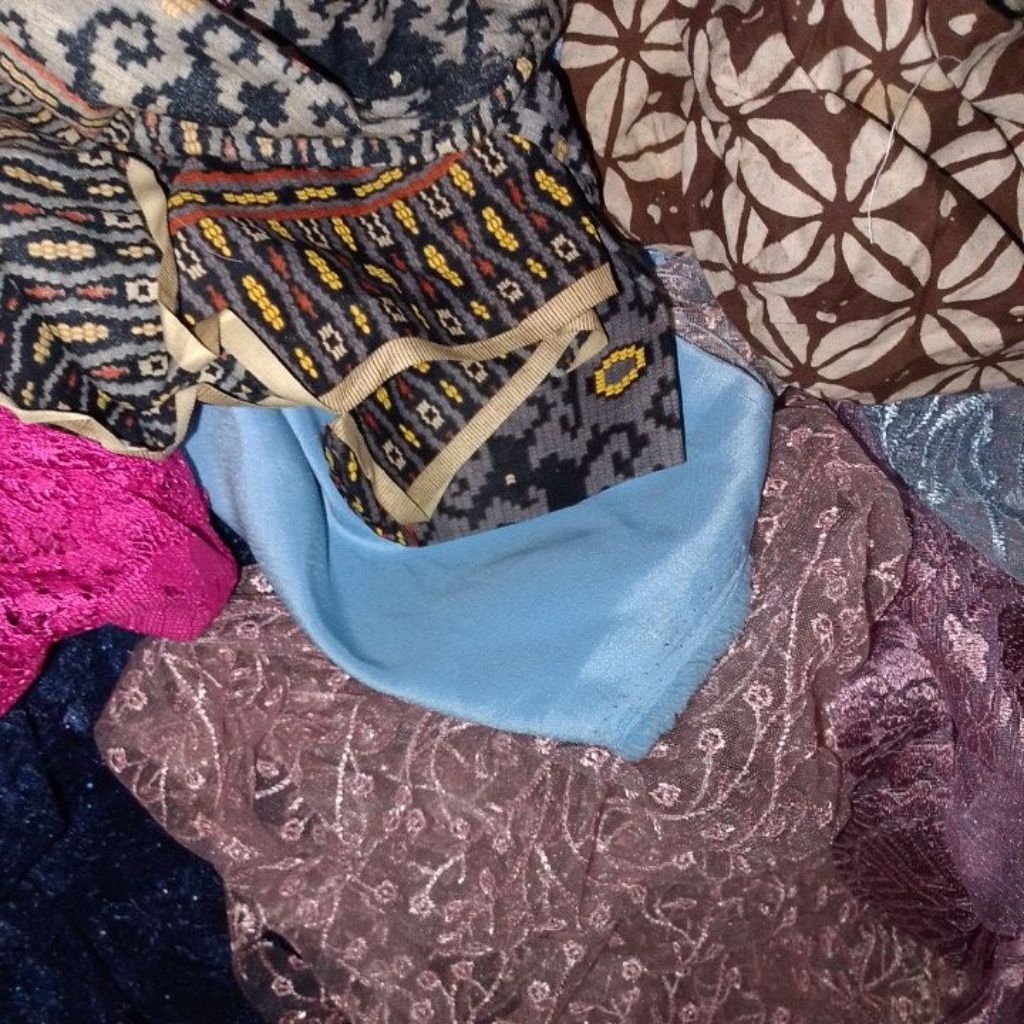 kain perca ada bahan broklat bahan batik bahan satin ,dll