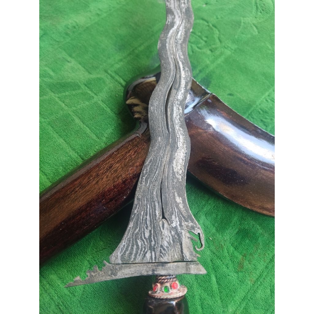 Keris Pamengkang Jagat Luk 13