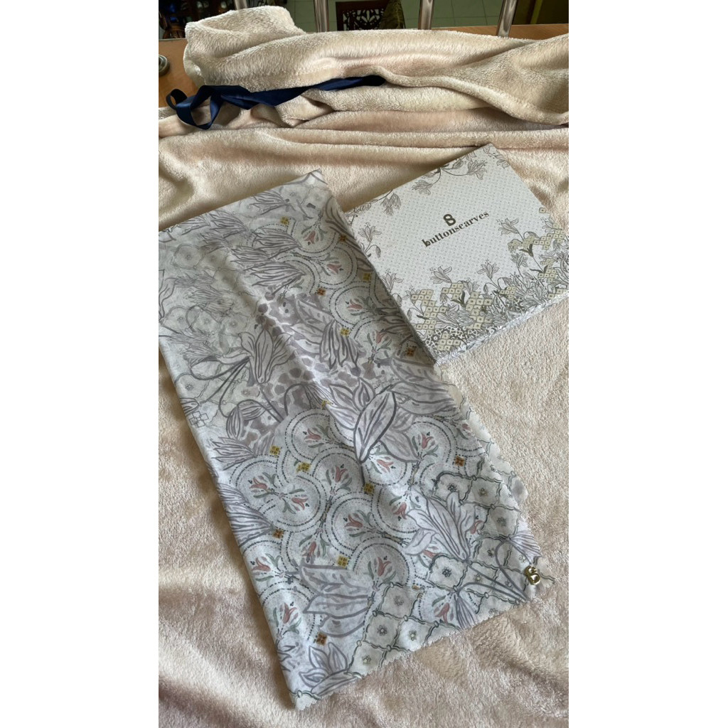 Preloved Buttonscarves Maharani Square