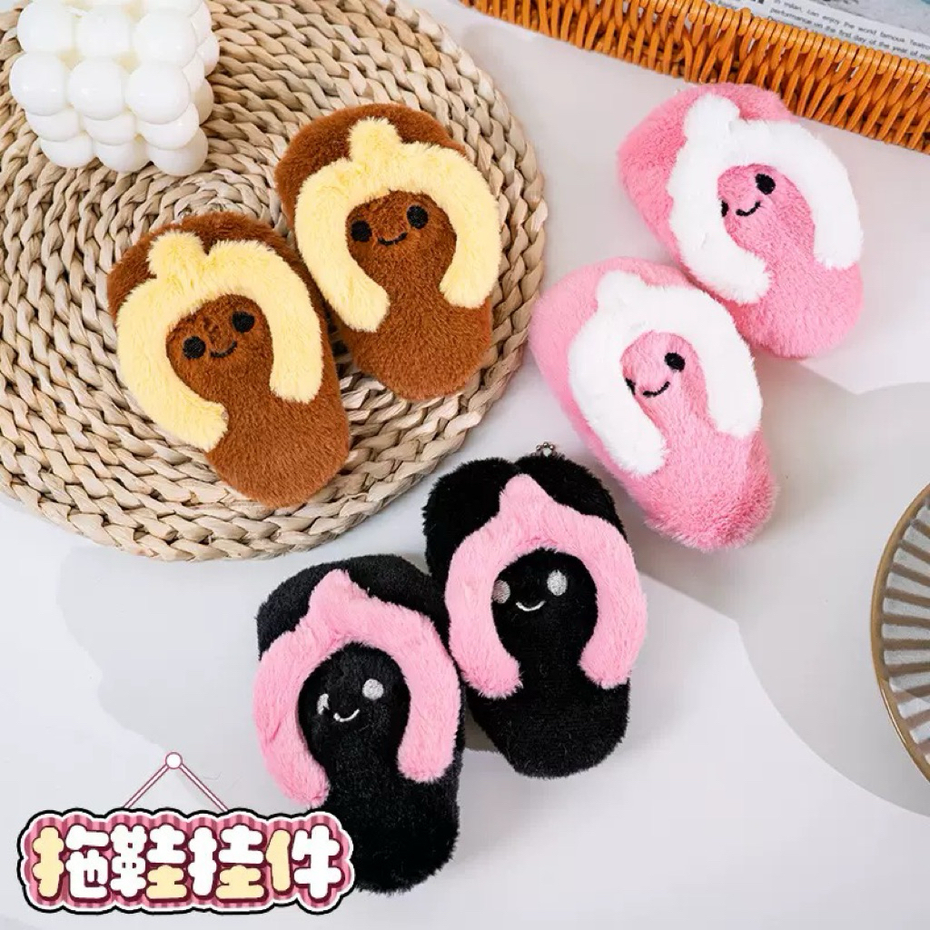 Gantungan Boneka Sandal Bulu