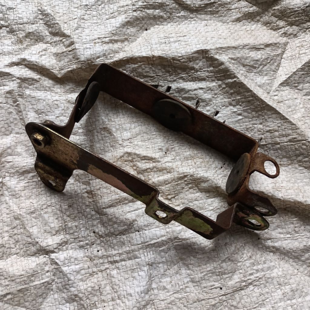 Bracket brecket braket breket pangkon dudukan wadah tempat aki Honda Megapro primus mp hiu mp lama o